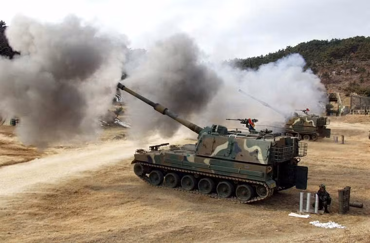 Theo truyền thông Hàn Quốc, chiều ngày hôm nay (20/8), quân đội Triều Tiên đã nã pháo vào chốt quân sự Hàn Quốc ở phía Tây biên giới liên Triều. Ngay sau đó, lực lượng quân sự Hàn Quốc đã dùng pháo tự hành cỡ nòng 155mm nã hơn 10 phát đạn đáp trả.