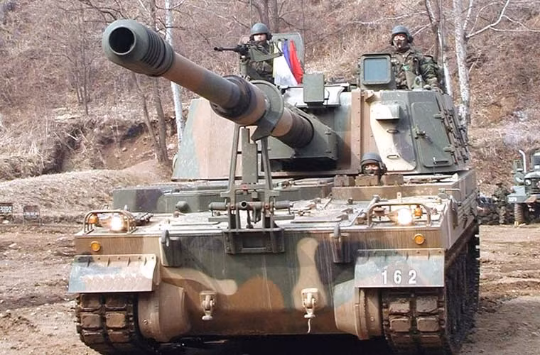 Pháo tự hành K9 bắt đầu được thiết kế bởi Samsung Techwin năm 1989 và những mẫu thử nghiệm được lộ ra năm 1994, sau đó là thời gian đánh giá thử nghiệm thực tế cho đến năm 1999 thì K9 chính thức được đưa vào biên chế Quân đội Hàn Quốc.