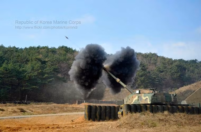 Pháo tự hành K9 có thể đạt tầm bắn 30km với đạn nổ phá tiêu chuẩn hoặc 40km với đạn tăng tầm.
