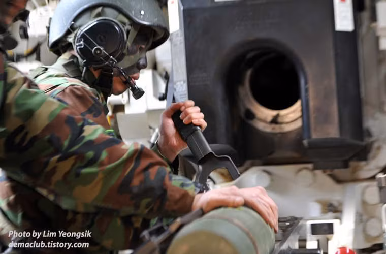 K9 được trang bị qui trình nạp đạn pháo hoàn toàn tự động với tốc độ bắn của nó có thể lên tới 6 phát/phút với 2 nạp đạn viên.