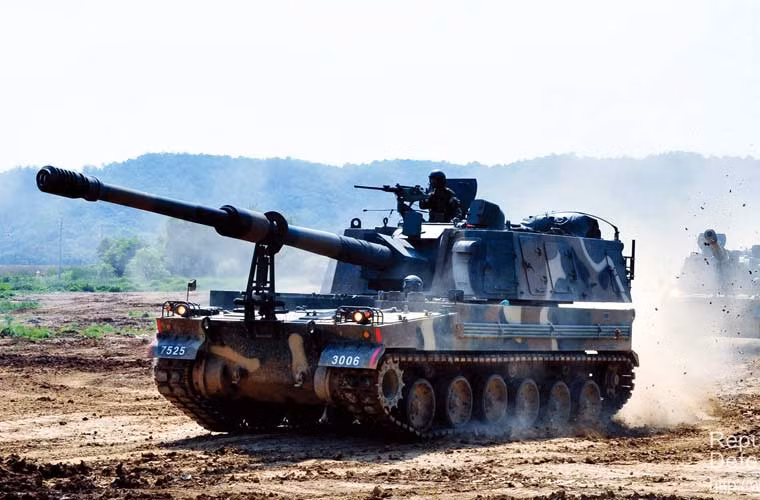 Từ đó đến nay đã có hơn 532 khẩu pháo tự hành K9 được cung cấp cho lực lượng lục quân và Lính thủy Đánh bộ Hàn Quốc. Đáng lưu ý, trong các cuộc đấu pháo những năm 2000 giữa hai miền Triều Tiên hầu như đều có sự góp mặt của K9. Chính vì vậy, lần đấu pháo này (chiều 20/8), khả năng rất cao K9 Thunder là tác giả của hơn 10 phát đạn.