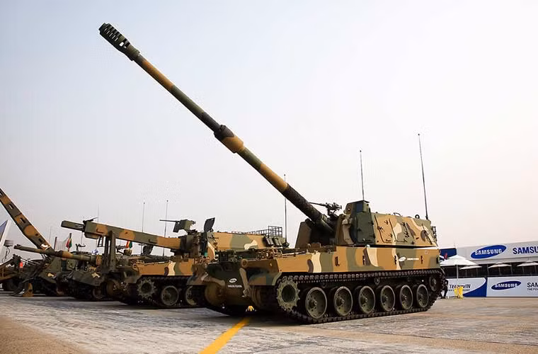 Pháo tự hành K9 Thunder là sản phẩm nội địa hoàn toàn do công nghiệp Hàn Quốc tụ phát triển nhằm đối đầu với hệ thống pháo đông đảo nhất thế giới của Triều Tiên. Nó sở hữu những công nghệ cực kỳ tiên tiến, chính xác cao, cơ động cao, phản ứng nhanh, có thể bắn đạn nguyên tử. Sức mạnh của nó ngang hàng với mọi pháo tự hành tối tân nhất thế giới.