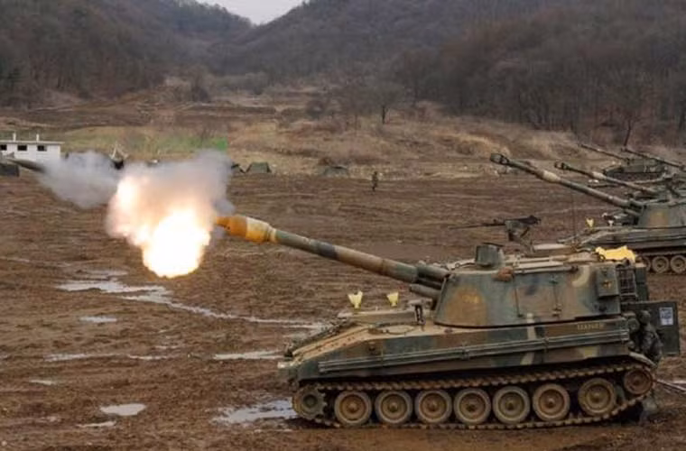 Ngoài K9 Thunder, Lục quân Hàn Quốc còn được trang bị lựu pháo tự hành cỡ 155mm khác là K55/K551 vốn là phiên bản nội địa khẩu M109 Mỹ. Cũng có khả năng nó đã tham gia trận đấu pháo chiều nay, nhưng khả năng cao nhất vẫn là K9 Thunder.