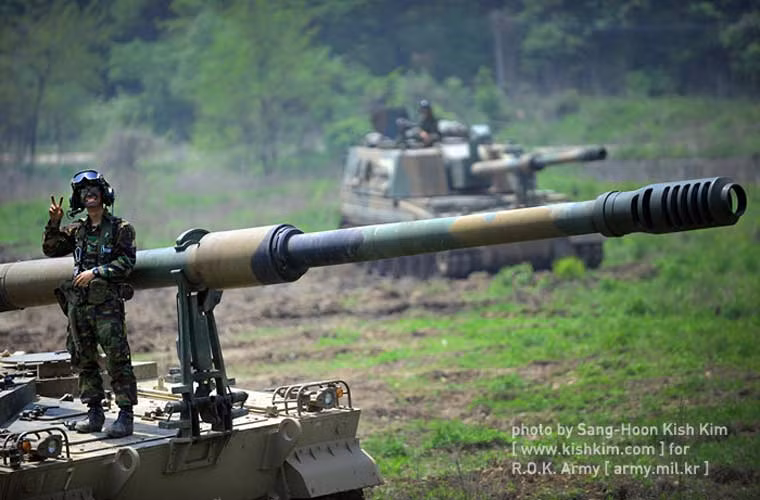 K9 được trang bị nòng pháo 155mm L52, nòng pháo có loa giảm giật giúp giảm ảnh hưởng khi bắn loại đạn pháo tăng tầm, đi kèm bộ khóa/giá đỡ nòng pháo khi xe di chuyển hay dừng nghỉ.