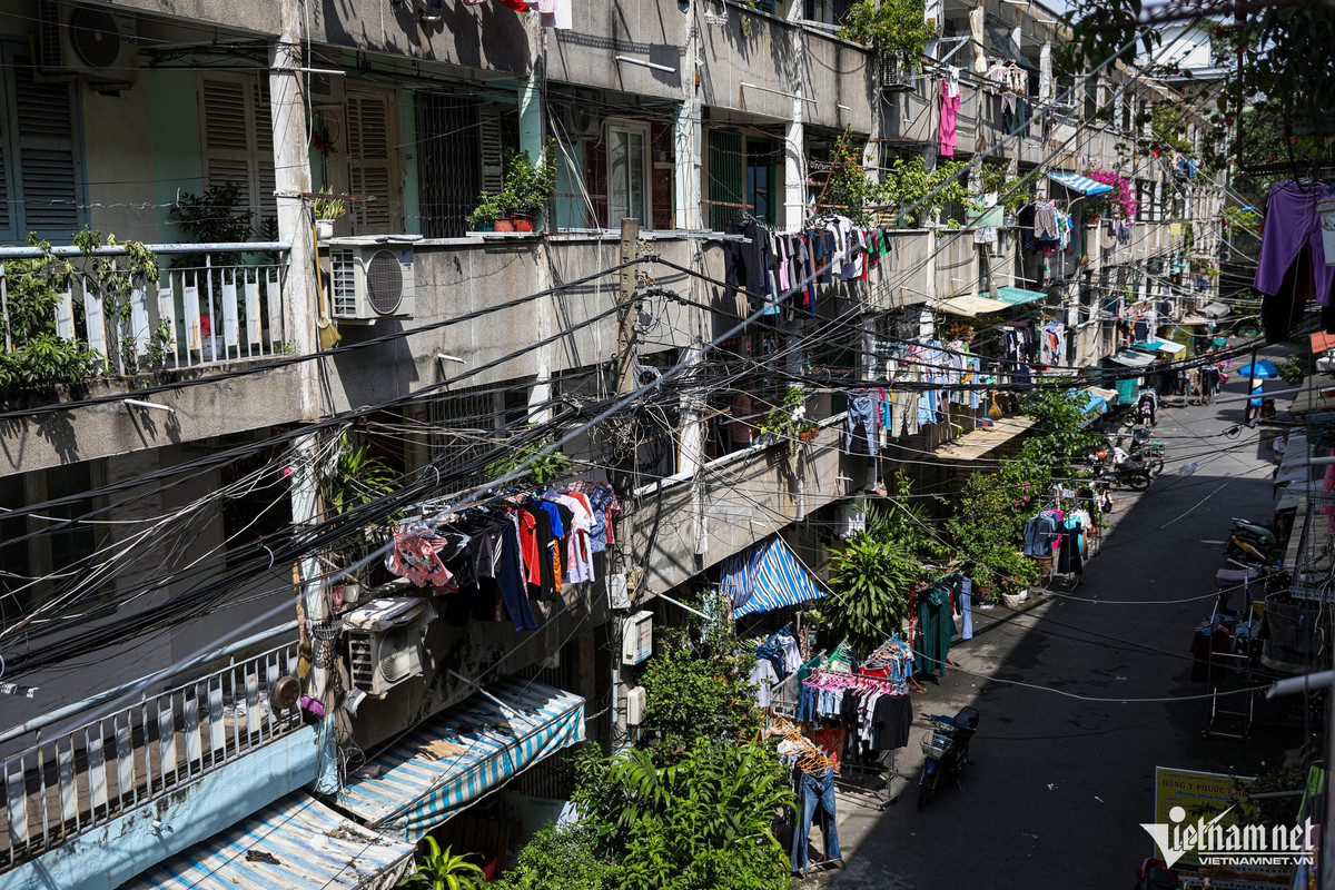Cũng trong cảnh tương tự là chung cư Ấn Quang (quận 10), được xây dựng từ năm 1968. Sở Xây dựng TPHCM đã xếp hạng chung cư này ở phân loại C, cần được nâng cấp, cải tạo và xây mới, nhưng vẫn chưa tìm được nhà đầu tư.