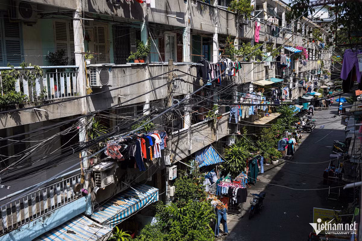 Cũng trong cảnh tương tự là chung cư Ấn Quang (quận 10), được xây dựng từ năm 1968. Sở Xây dựng TPHCM đã xếp hạng chung cư này ở phân loại C, cần được nâng cấp, cải tạo và xây mới, nhưng vẫn chưa tìm được nhà đầu tư.