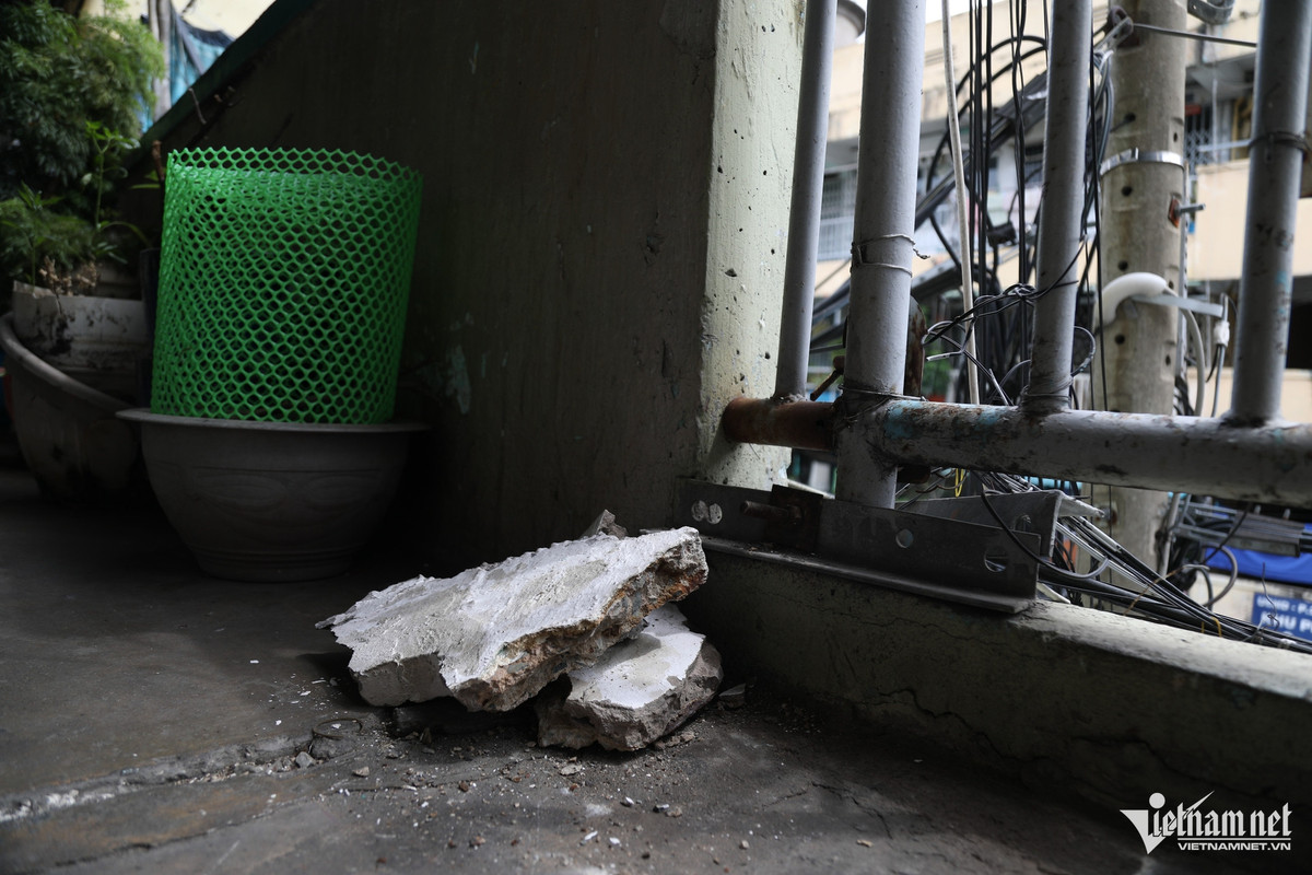 Các mảng tường ở chung cư dù đã được người dân sửa chữa nhiều lần nhưng vẫn không ngừng bong tróc. Theo họ, mảnh tường lở có thể rơi xuống bất cứ lúc nào.