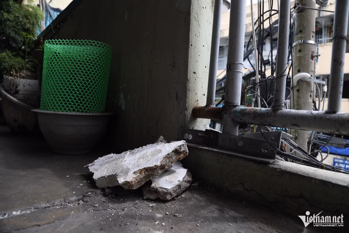 Các mảng tường ở chung cư dù đã được người dân sửa chữa nhiều lần nhưng vẫn không ngừng bong tróc. Theo họ, mảnh tường lở có thể rơi xuống bất cứ lúc nào.