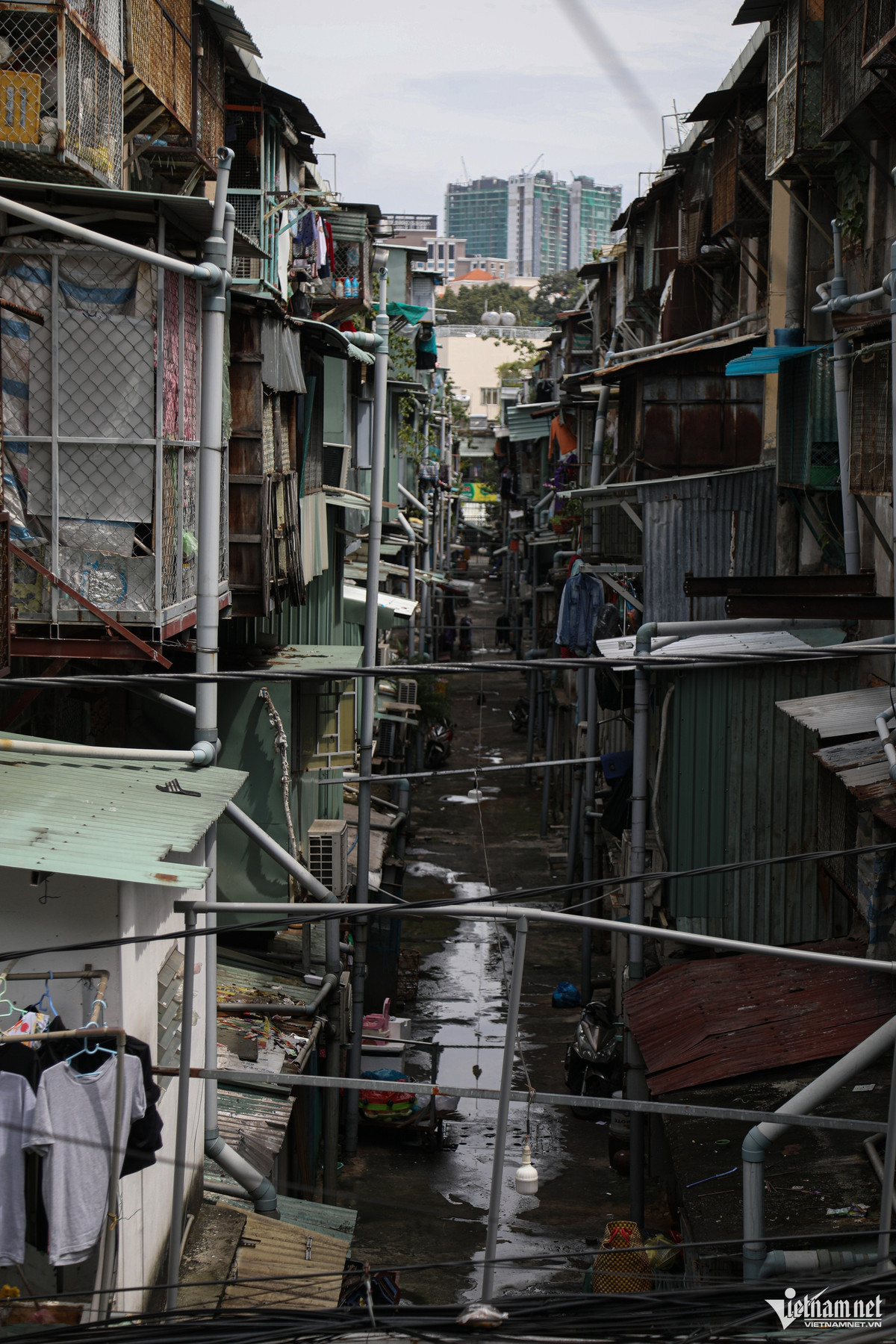 Khoảng không giữa hai lô của chung cư được người dân cơi nới thêm diện tích sử dụng, khiến không gian xung quanh khá nhếch nhác.