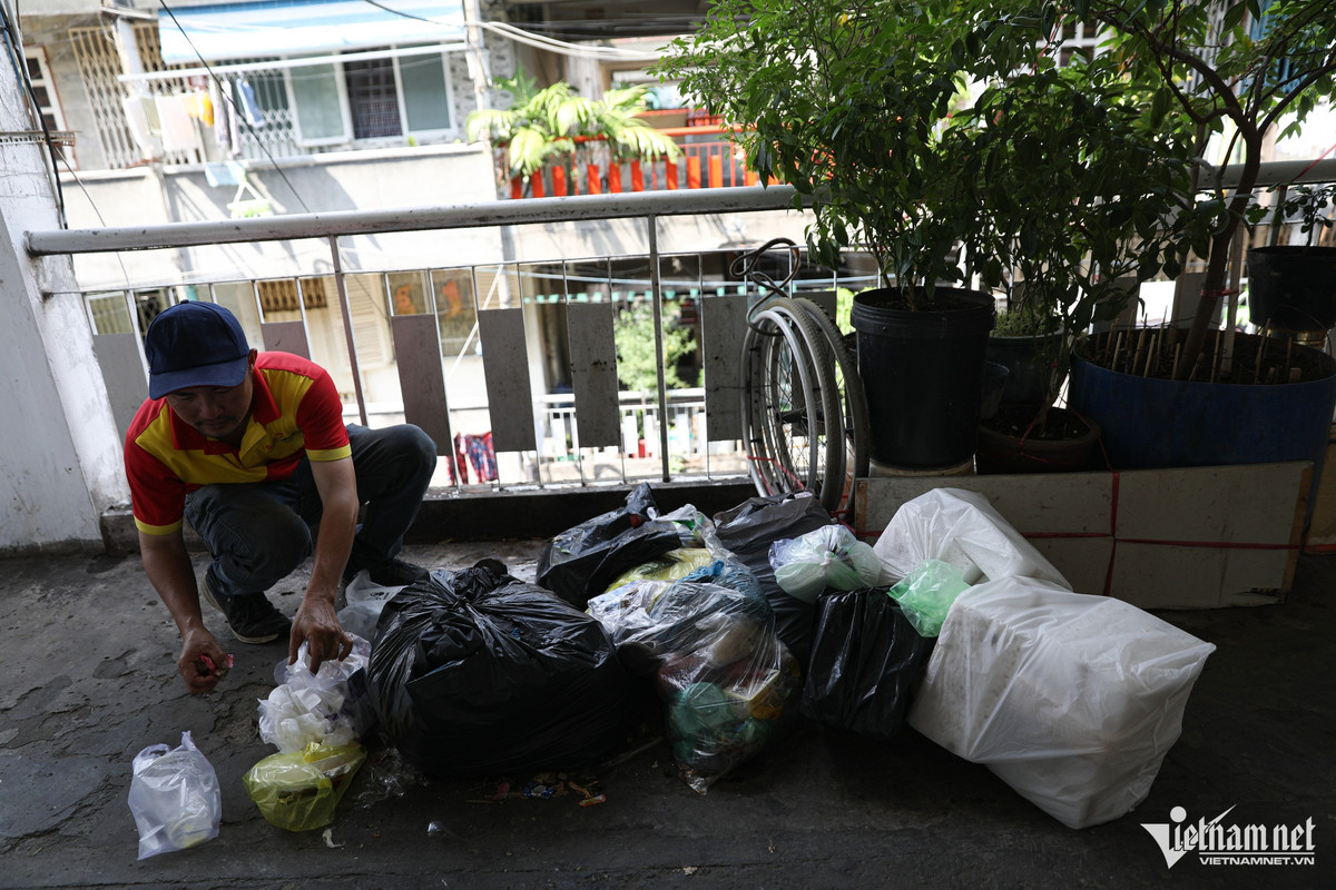 Chung cư cũ này có lối lên xuống duy nhất là cầu thang bộ nên người thu gom rác khá vất vả trong việc mang rác xuống nơi tập kết.
