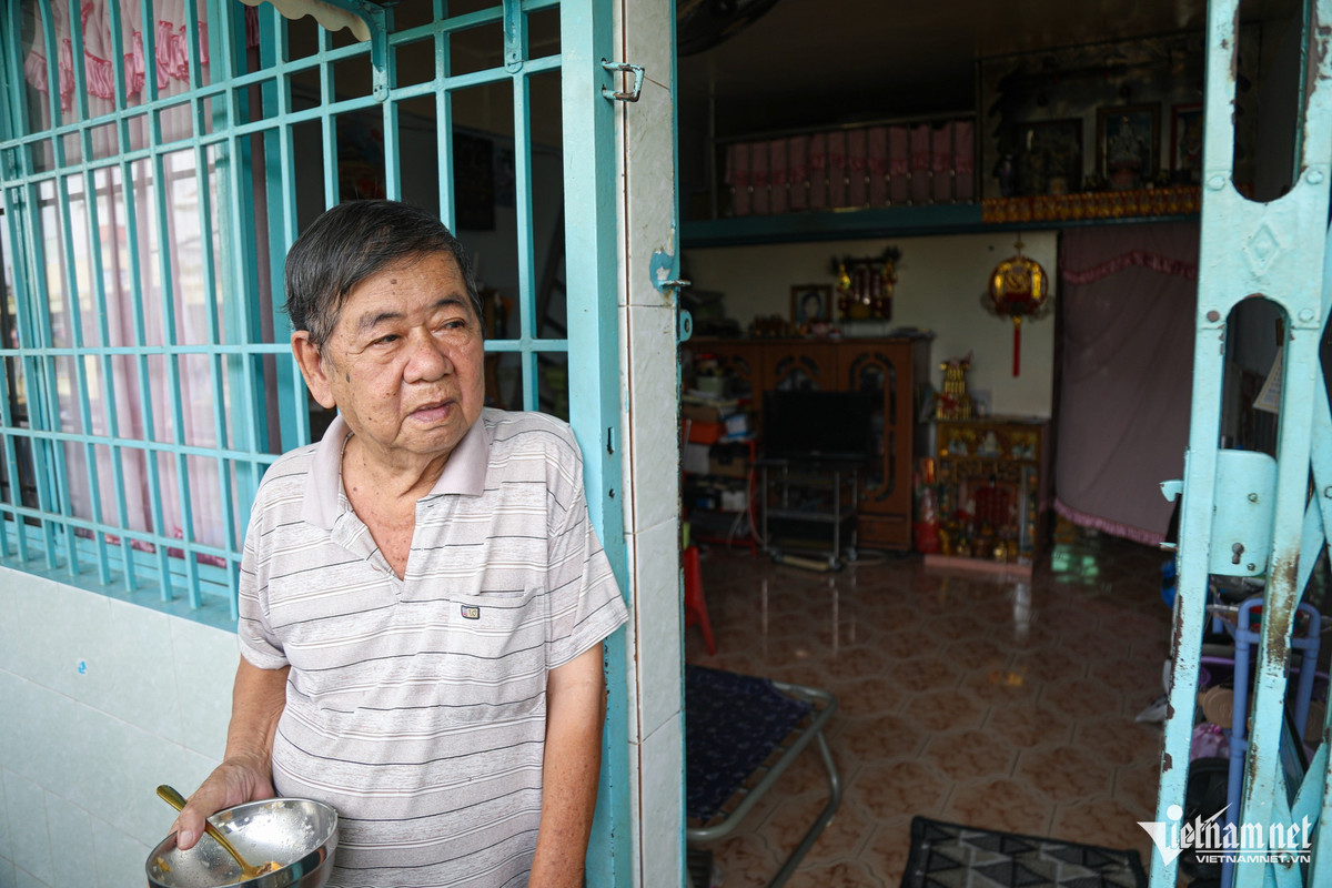 Sống ở lô S từ năm 1971, ông Vương Địch Hoàng mong muốn nếu dự án triển khai thì người dân sẽ được đền bù thỏa đáng. Khi đó, ông mới yên tâm có cuộc sống mới. "Chung cư xây lâu quá rồi nên không khỏi xuống cấp, nguy hiểm, lại ô nhiễm nữa" - ông Hoàng chia sẻ.
