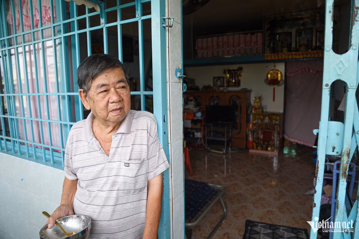 Sống ở lô S từ năm 1971, ông Vương Địch Hoàng mong muốn nếu dự án triển khai thì người dân sẽ được đền bù thỏa đáng. Khi đó, ông mới yên tâm có cuộc sống mới. "Chung cư xây lâu quá rồi nên không khỏi xuống cấp, nguy hiểm, lại ô nhiễm nữa" - ông Hoàng chia sẻ.