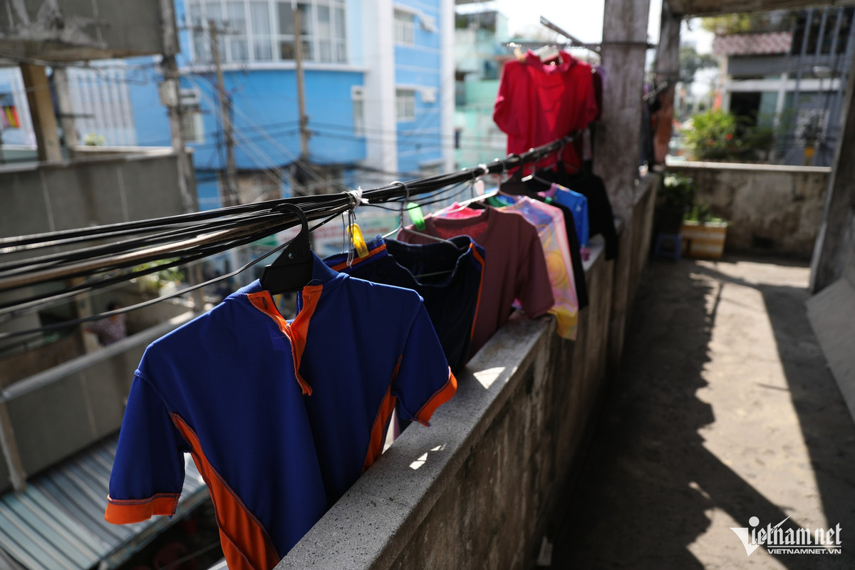 Người dân phơi quần áo ngay trên những sợi dây điện, dây mạng chằng chịt.