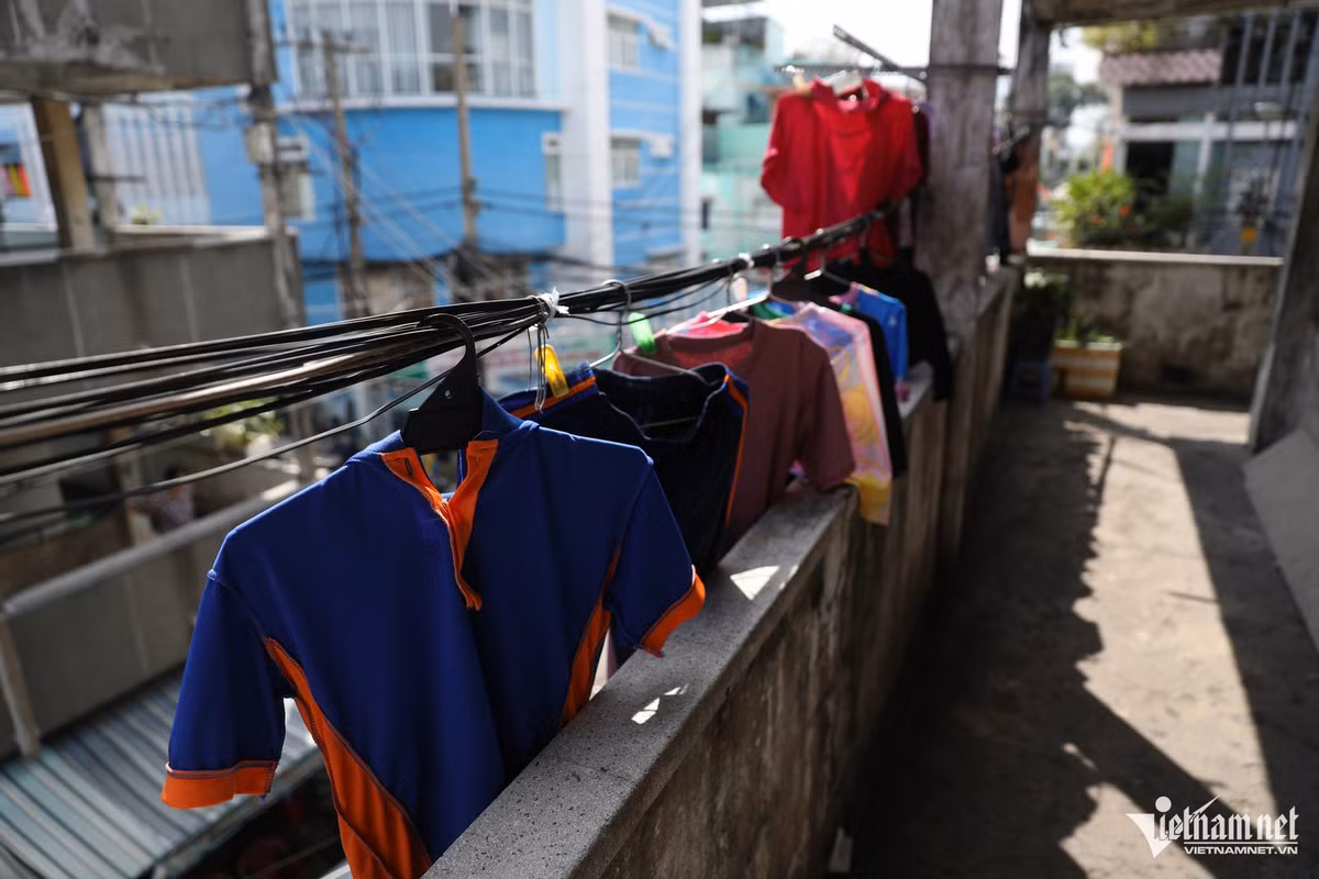Người dân phơi quần áo ngay trên những sợi dây điện, dây mạng chằng chịt.