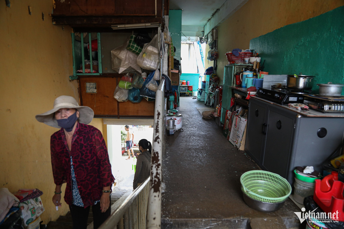 Hành lang ở chung cư Ngô Gia Tự được tận dụng làm nơi ăn ngủ và nấu nướng. Mặc dù sống trong cảnh xập xệ nhưng một số người dân lại không muốn chuyển đi nơi khác. Họ lo lắng nếu sang khu tái định cư sẽ không buôn bán được.