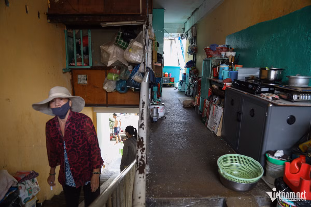 Hành lang ở chung cư Ngô Gia Tự được tận dụng làm nơi ăn ngủ và nấu nướng. Mặc dù sống trong cảnh xập xệ nhưng một số người dân lại không muốn chuyển đi nơi khác. Họ lo lắng nếu sang khu tái định cư sẽ không buôn bán được.