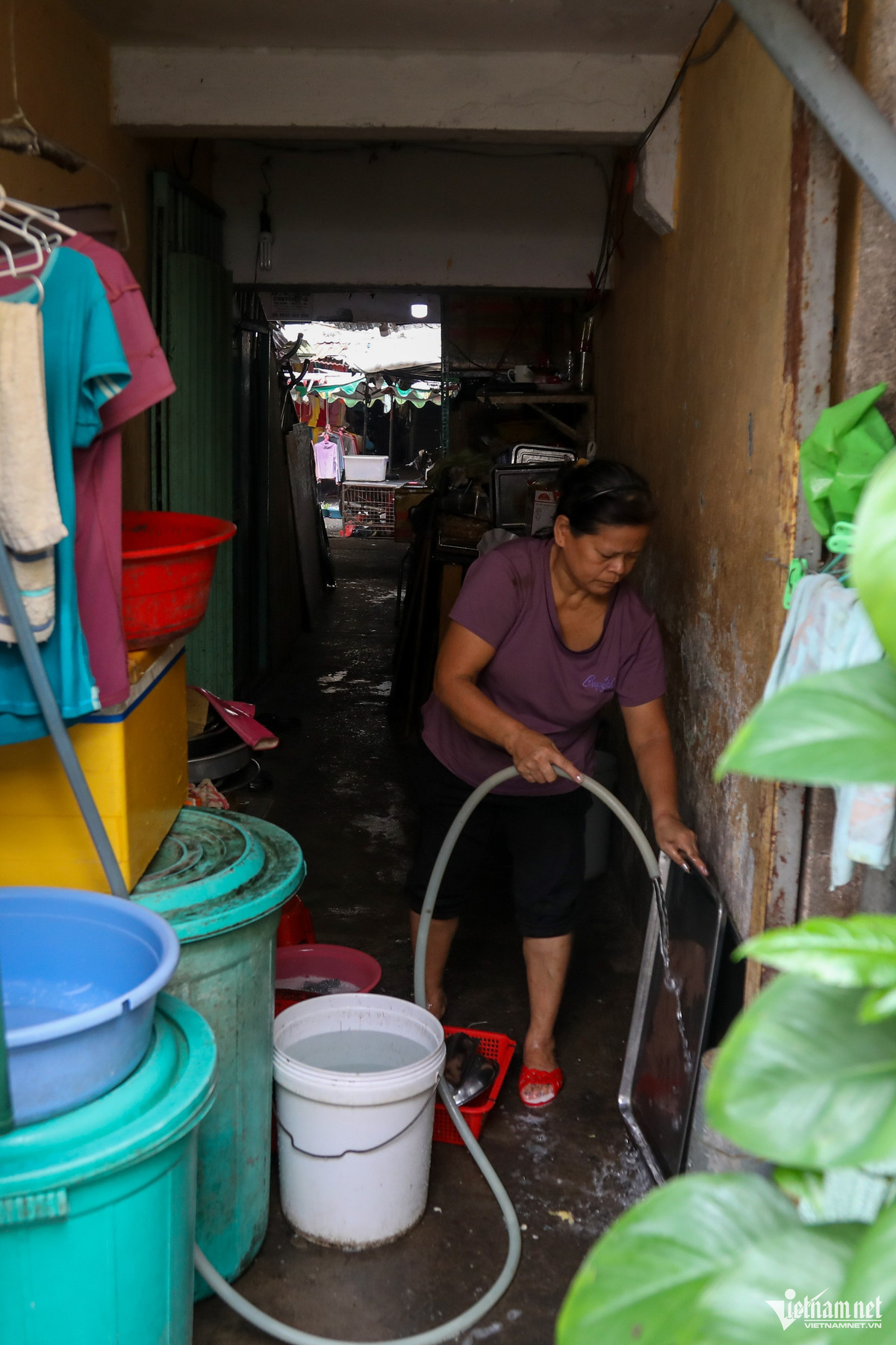 Phía dưới sảnh cầu thang lô I, lối đi nhỏ hẹp cũng là nơi sinh hoạt của người dân.