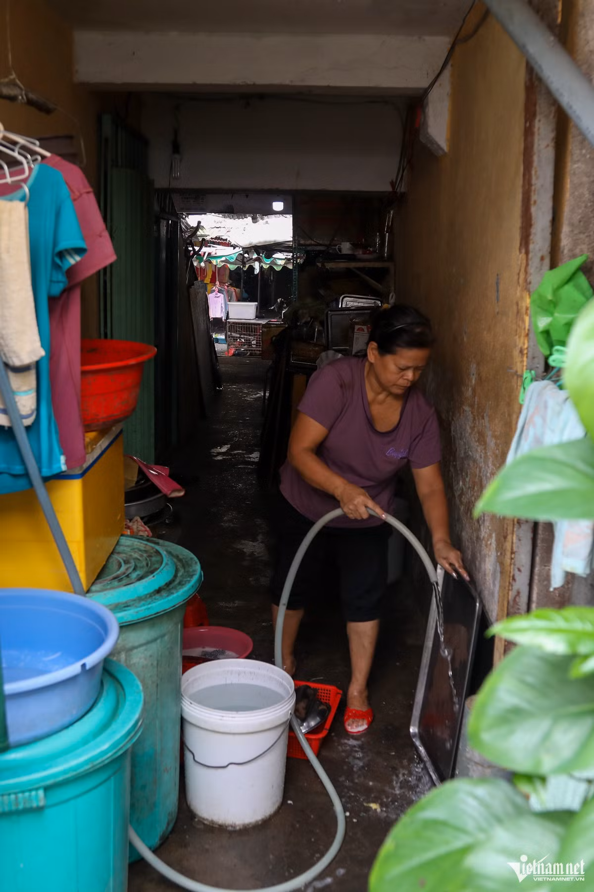 Phía dưới sảnh cầu thang lô I, lối đi nhỏ hẹp cũng là nơi sinh hoạt của người dân.