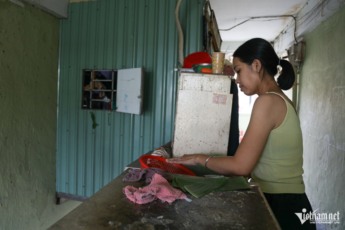 "Chục năm trước, chúng tôi đã nghe tin sắp làm dự án ở chung cư và di dời dân đến khu tái định cư. Nhưng đến nay, chỉ có vài lô xuống cấp đã di dời dân, những lô còn lại chưa nghe thông tin gì. Chúng tôi không biết chờ đến khi nào" - chị Ngọc (lô Q) nói.