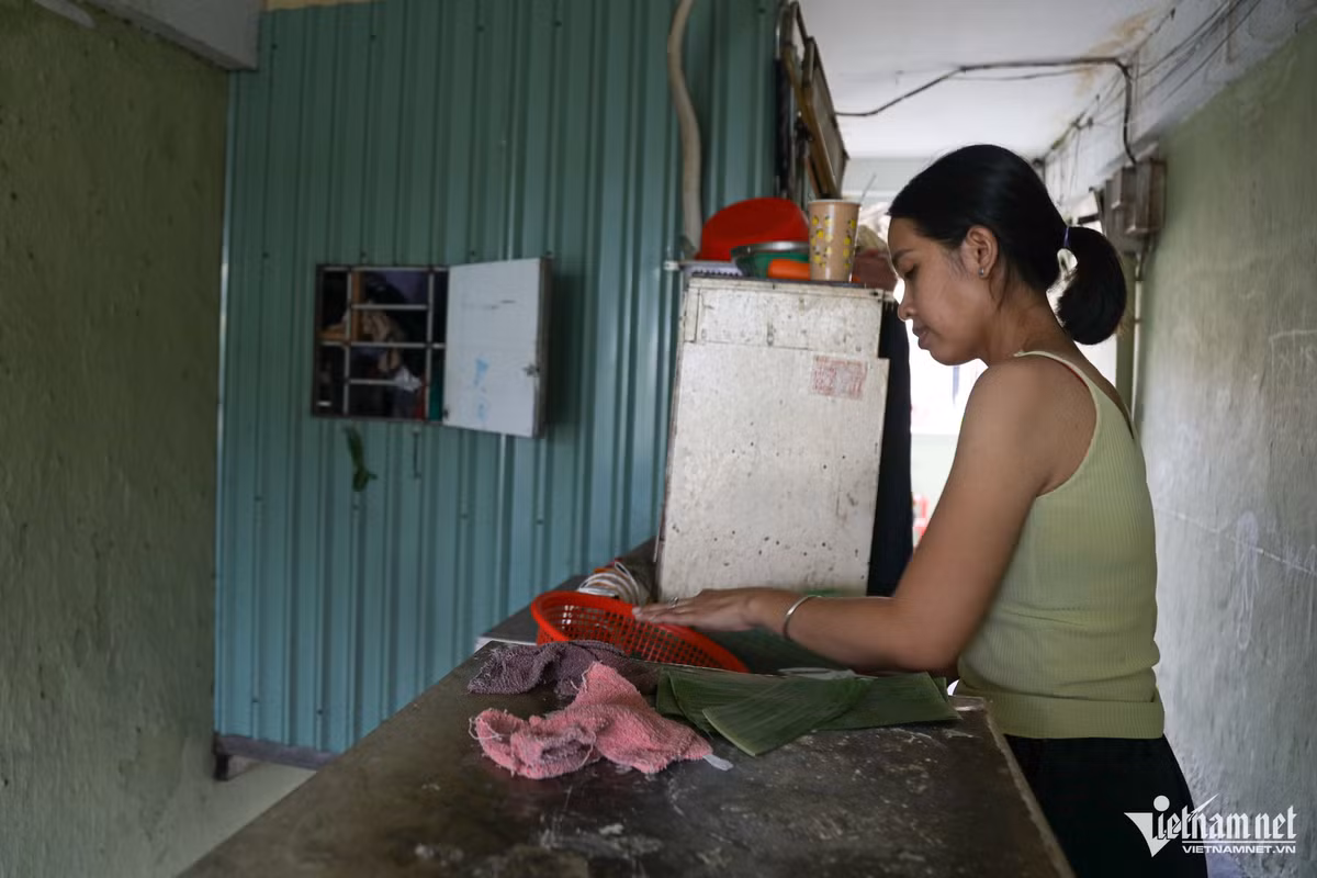 "Chục năm trước, chúng tôi đã nghe tin sắp làm dự án ở chung cư và di dời dân đến khu tái định cư. Nhưng đến nay, chỉ có vài lô xuống cấp đã di dời dân, những lô còn lại chưa nghe thông tin gì. Chúng tôi không biết chờ đến khi nào" - chị Ngọc (lô Q) nói.