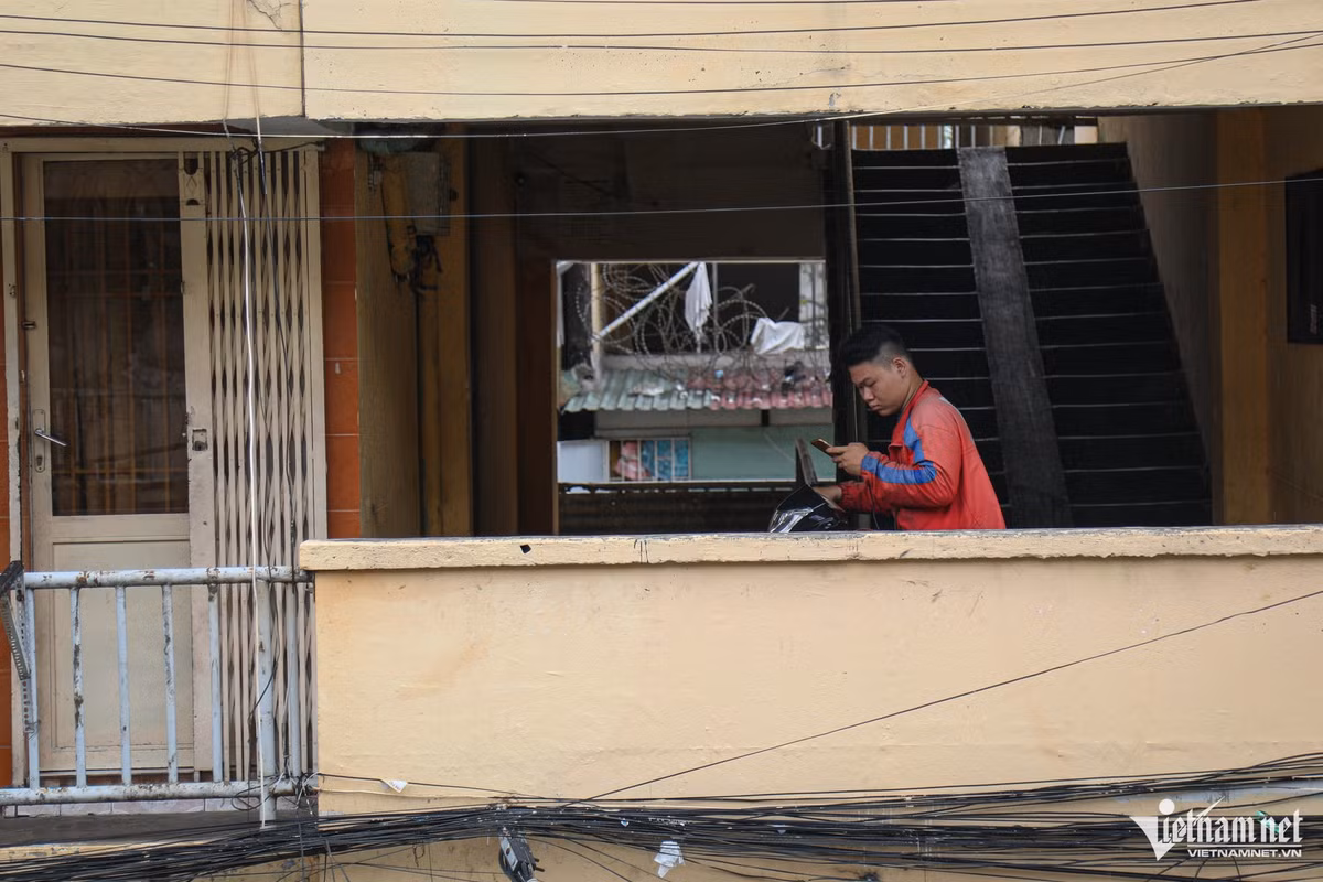 Tại chung cư này, một số người dân có thể chạy xe máy lên tận hành lang trên các lầu cao.