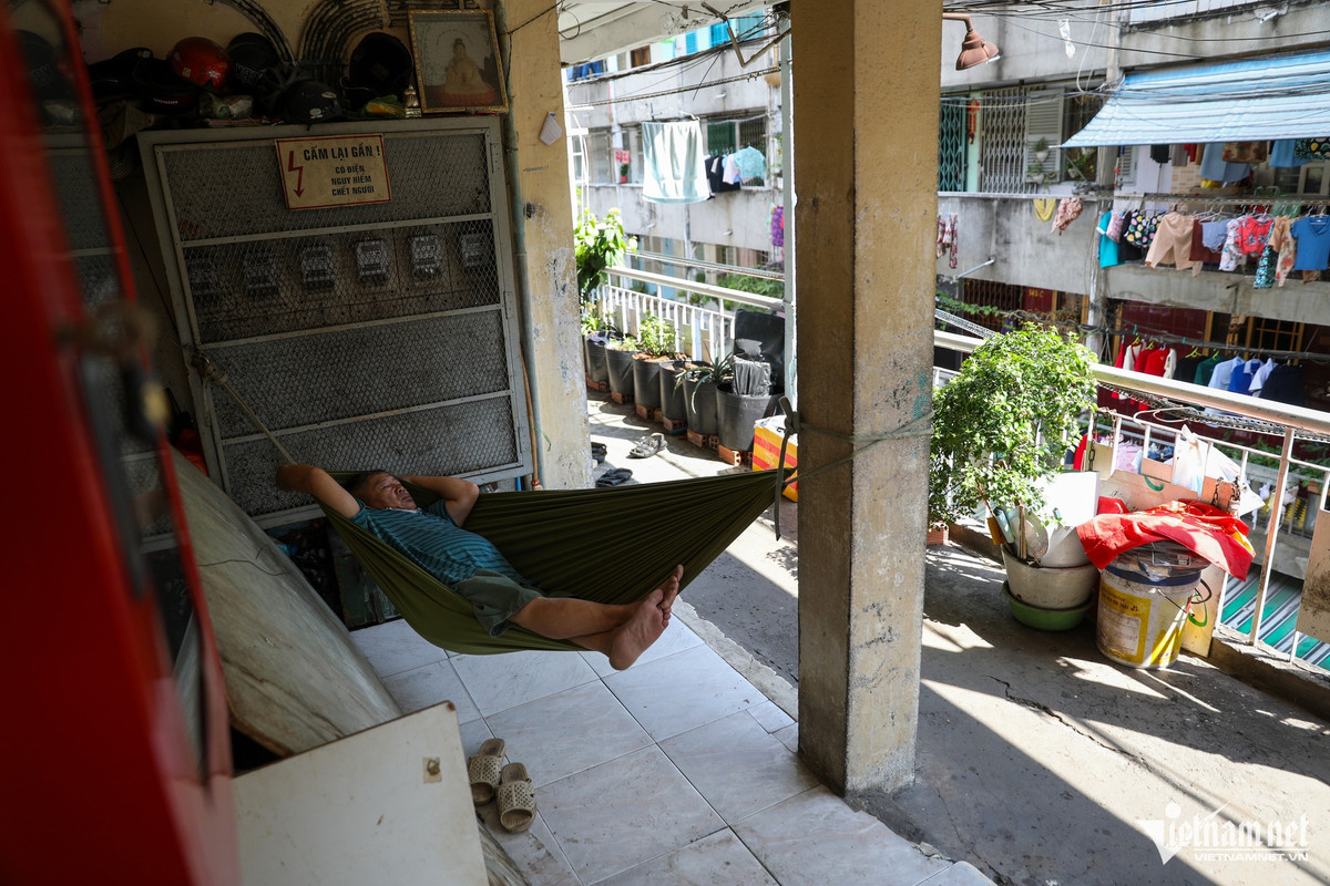 Diện tích của mỗi căn hộ khá nhỏ, chỉ hơn 30m2. Khi thời tiết nắng nóng, người dân phải mắc võng ngoài hành lang để nghỉ trưa.