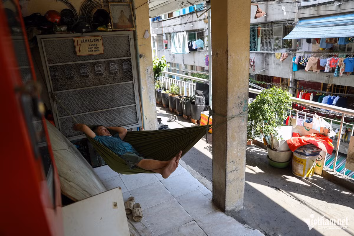 Diện tích của mỗi căn hộ khá nhỏ, chỉ hơn 30m2. Khi thời tiết nắng nóng, người dân phải mắc võng ngoài hành lang để nghỉ trưa.