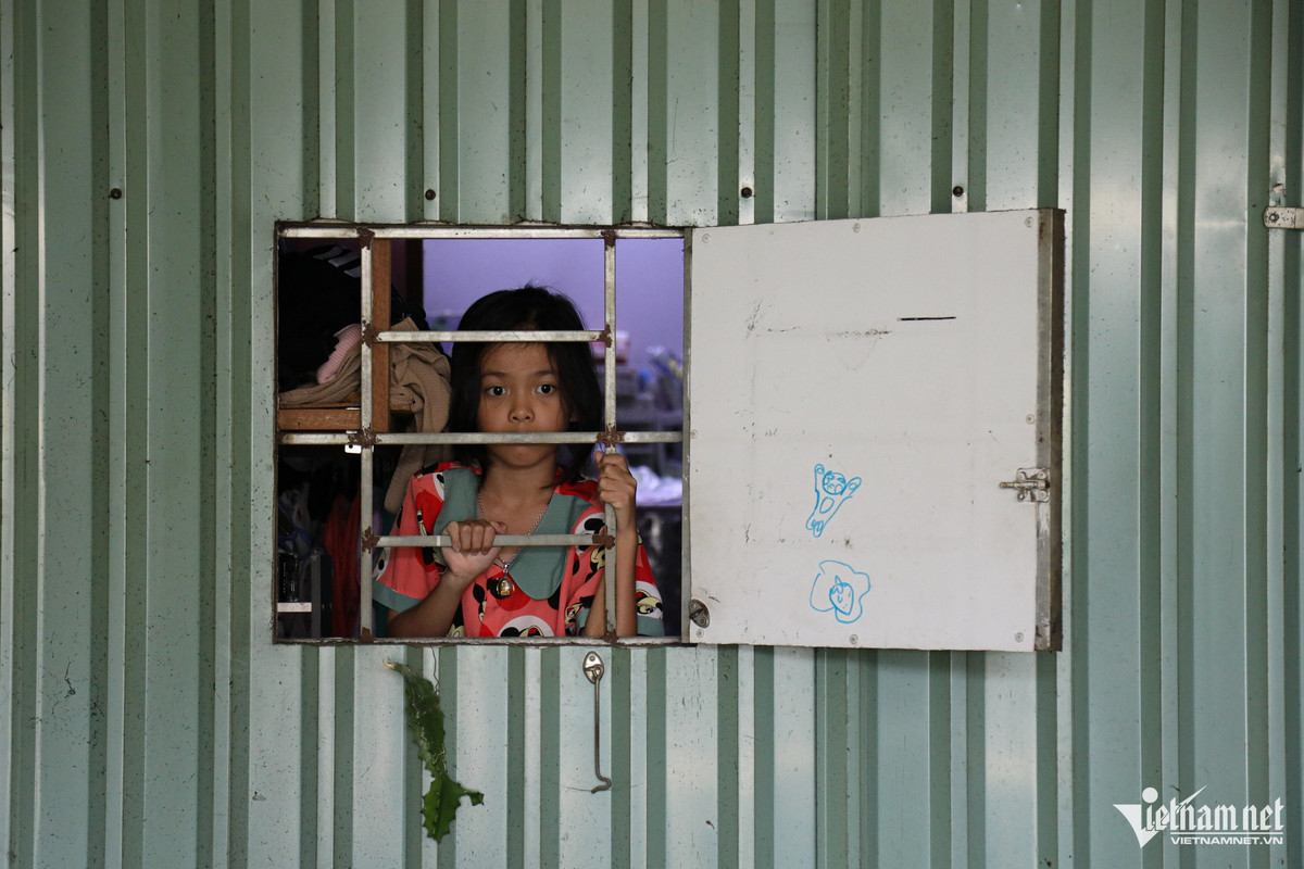 Ba mẹ chị Ngọc cũng từng ở đây nhưng đã bán nhà, chuyển đến nơi mới, chờ ngày được đền bù tái định cư. Còn gia đình chị bám trụ lại, ở tạm trong căn phòng nhỏ góc cầu thang để con cái tiện việc học hành theo tuyến.