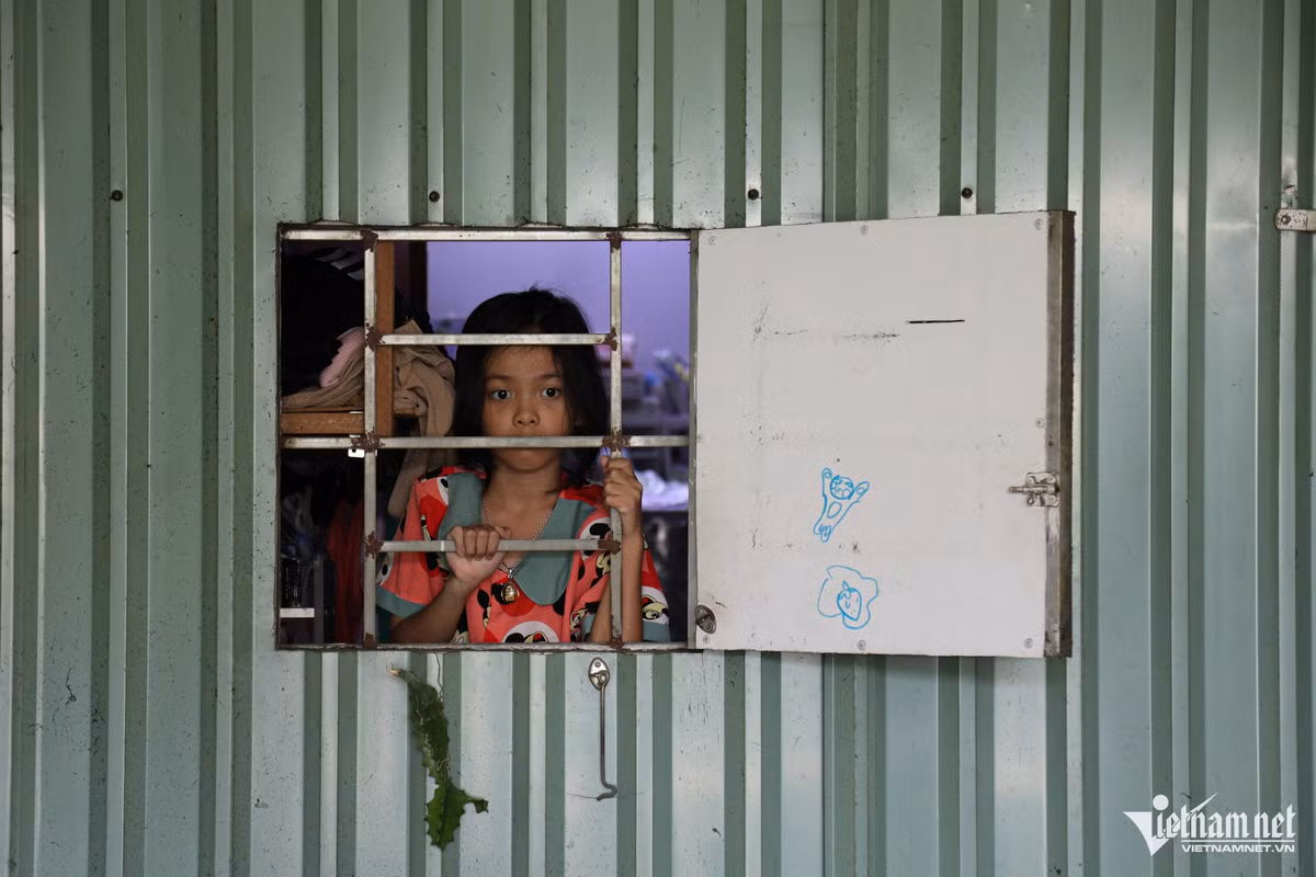 Ba mẹ chị Ngọc cũng từng ở đây nhưng đã bán nhà, chuyển đến nơi mới, chờ ngày được đền bù tái định cư. Còn gia đình chị bám trụ lại, ở tạm trong căn phòng nhỏ góc cầu thang để con cái tiện việc học hành theo tuyến.