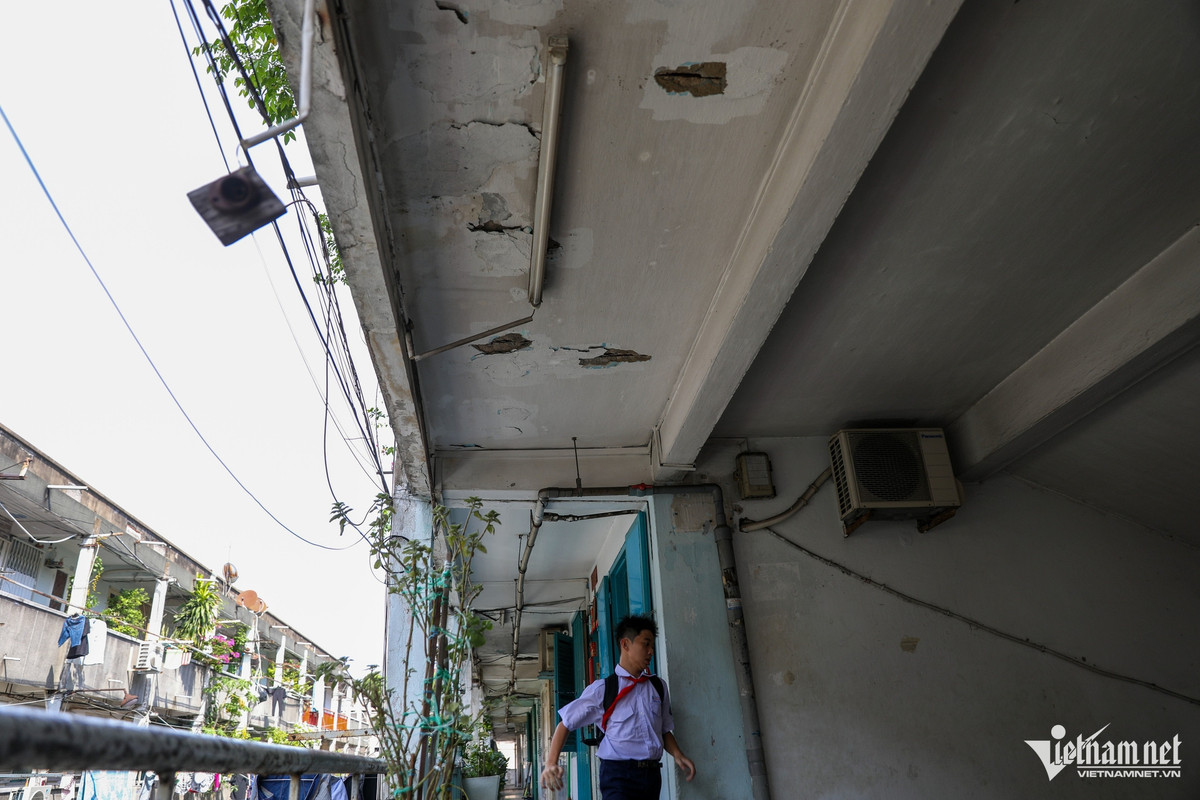 Hiện nhiều hạng mục ở đây như lối lên cầu thang, nền các lầu xuất hiện vết nứt, thấm và bong tróc.