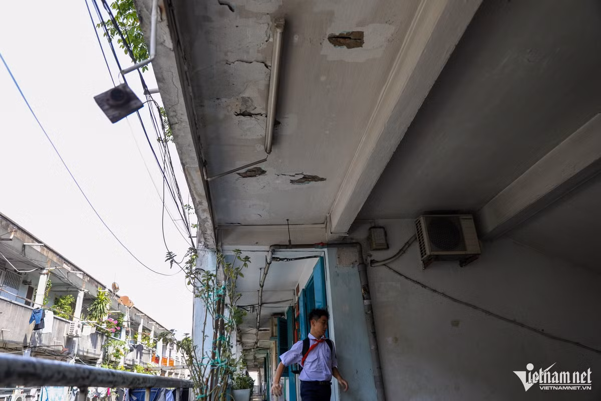 Hiện nhiều hạng mục ở đây như lối lên cầu thang, nền các lầu xuất hiện vết nứt, thấm và bong tróc.