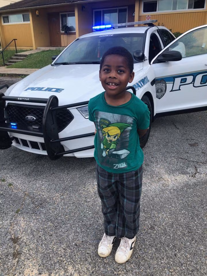 Cậu bé gọi cảnh sát vì quá cô đơn và kết bất ngờ - Hình 2 Cau be goi canh sat vi qua co don va ket bat ngo-Hinh-2