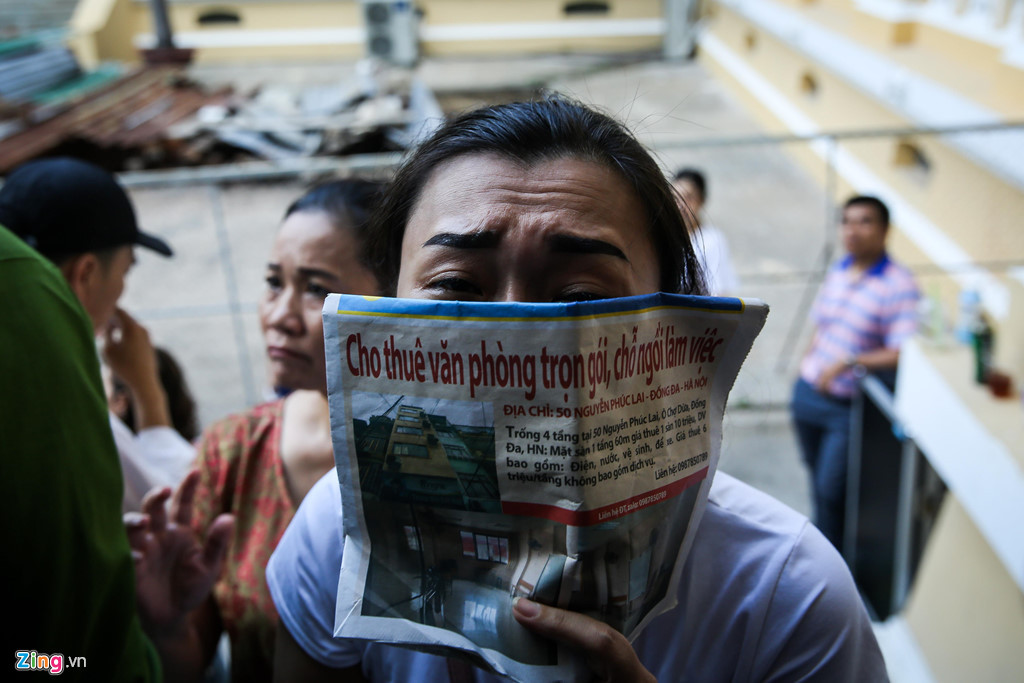 "Cố lên anh ơi. Đường còn dài lắm, cố lên anh ơi!", người quen của một bị cáo liên tục hét lên.