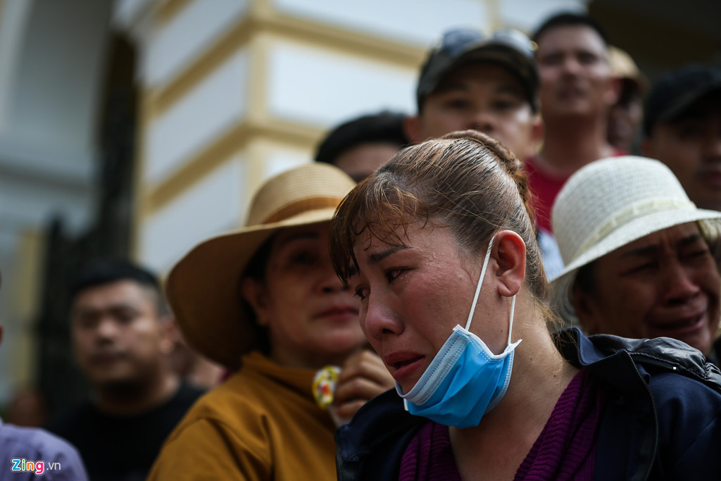 Khi các bị cáo được dẫn giải đi ngang, người thân của họ đều không kiềm được cảm xúc.