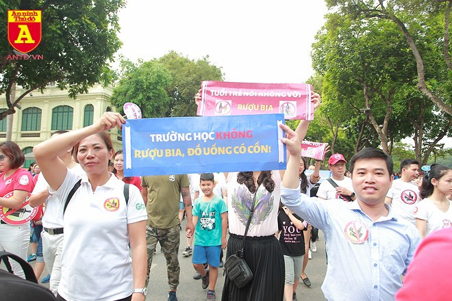 Để ngăn chặn và đẩy lùi những nỗi bất hạnh mà TNGT gây nên, mỗi người dân Việt Nam và bạn bè quốc tế tại Việt Nam cùng thực hiện một hành động “Đã uống rượu bia-không lái xe” - Một thông điệp nói không với rượu bia ở trong trường học