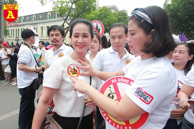 Các văn nghệ sĩ đến từ Nhà hát kịch Việt Nam dán sticker "Đã uống rượu bia - Không lái xe" cho những người tham gia chương trình