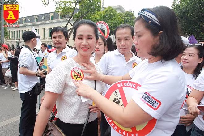 Các văn nghệ sĩ đến từ Nhà hát kịch Việt Nam dán sticker "Đã uống rượu bia - Không lái xe" cho những người tham gia chương trình