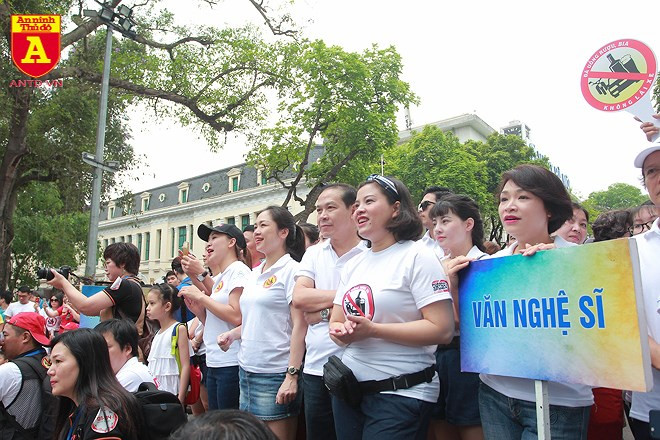 Đông đảo các văn nghệ sĩ có mặt tại hồ Hoàn Kiếm để đi bộ kêu gọi hành động "Đã uống rượu bia - Không lái xe"