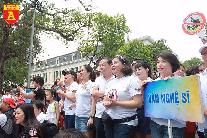 Đông đảo các văn nghệ sĩ có mặt tại hồ Hoàn Kiếm để đi bộ kêu gọi hành động "Đã uống rượu bia - Không lái xe"