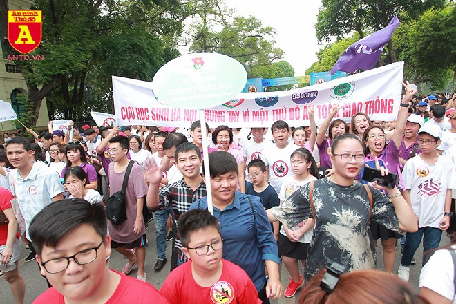 Một cậu bé được phụ huynh dán đầy những sticker trên người