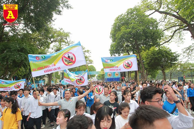 Học sinh các trường trên địa bàn Hà Nội đi cùng những biểu ngữ