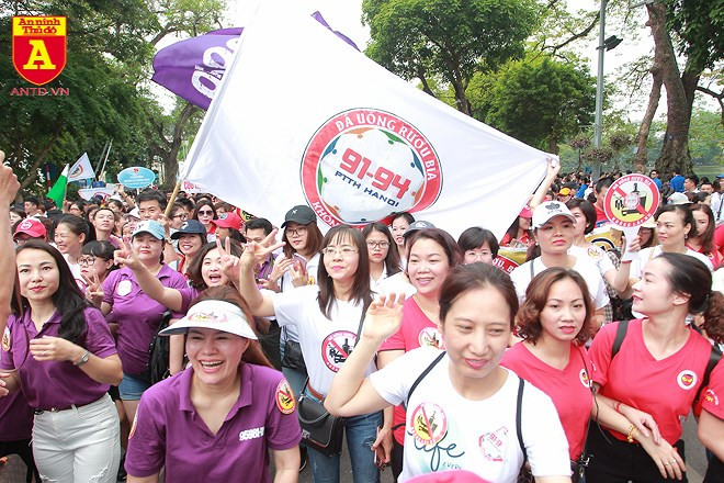 Từ một ngày trước, group học sinh THPT khóa 1991-1994 Hà Nội, bạn bè của hai nạn nhân vụ tai nạn tại hầm chui Kim Liên là Đinh Thị Hải Yến và Trần Thị Quỳnh bắt đầu kêu gọi thực hiện cuộc đi bộ tập thể tại khu vực hồ Hoàn Kiếm, Hà Nội