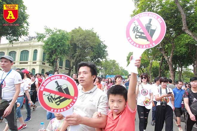 Đông đảo người dân tham gia đã đi bộ một vòng hồ Hoàn Kiếm