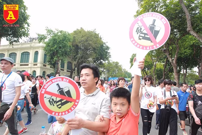 Đông đảo người dân tham gia đã đi bộ một vòng hồ Hoàn Kiếm