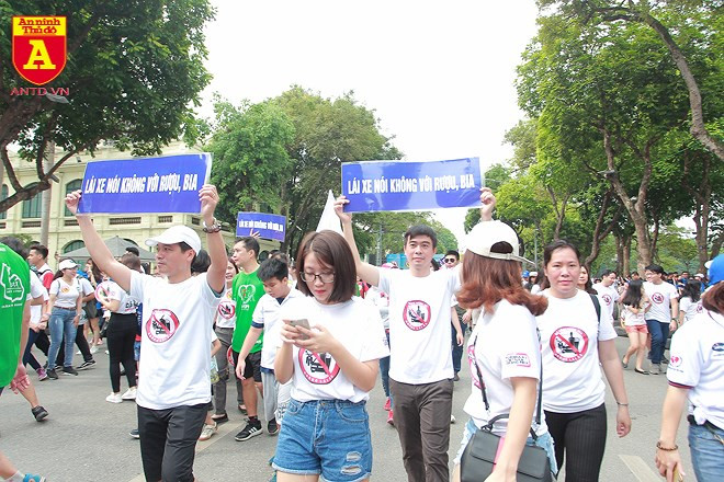 Những logo được in trên áo mang thông điệp ngăn chặn và đẩy lùi những nỗi bất hạnh mà TNGT gây nên 