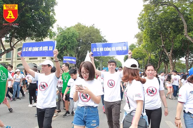 Những logo được in trên áo mang thông điệp ngăn chặn và đẩy lùi những nỗi bất hạnh mà TNGT gây nên 