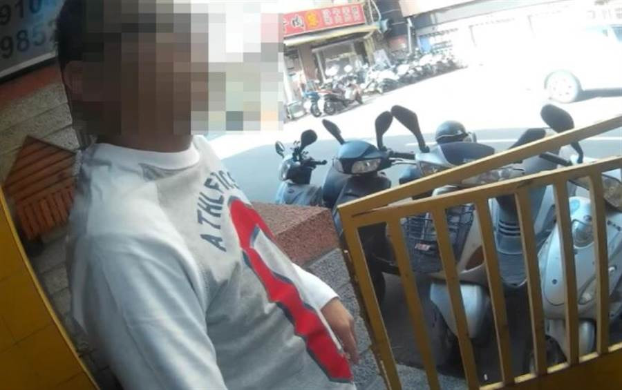 Vua dung dien thoai vua lai xe, nguoi dan ong con xu su 