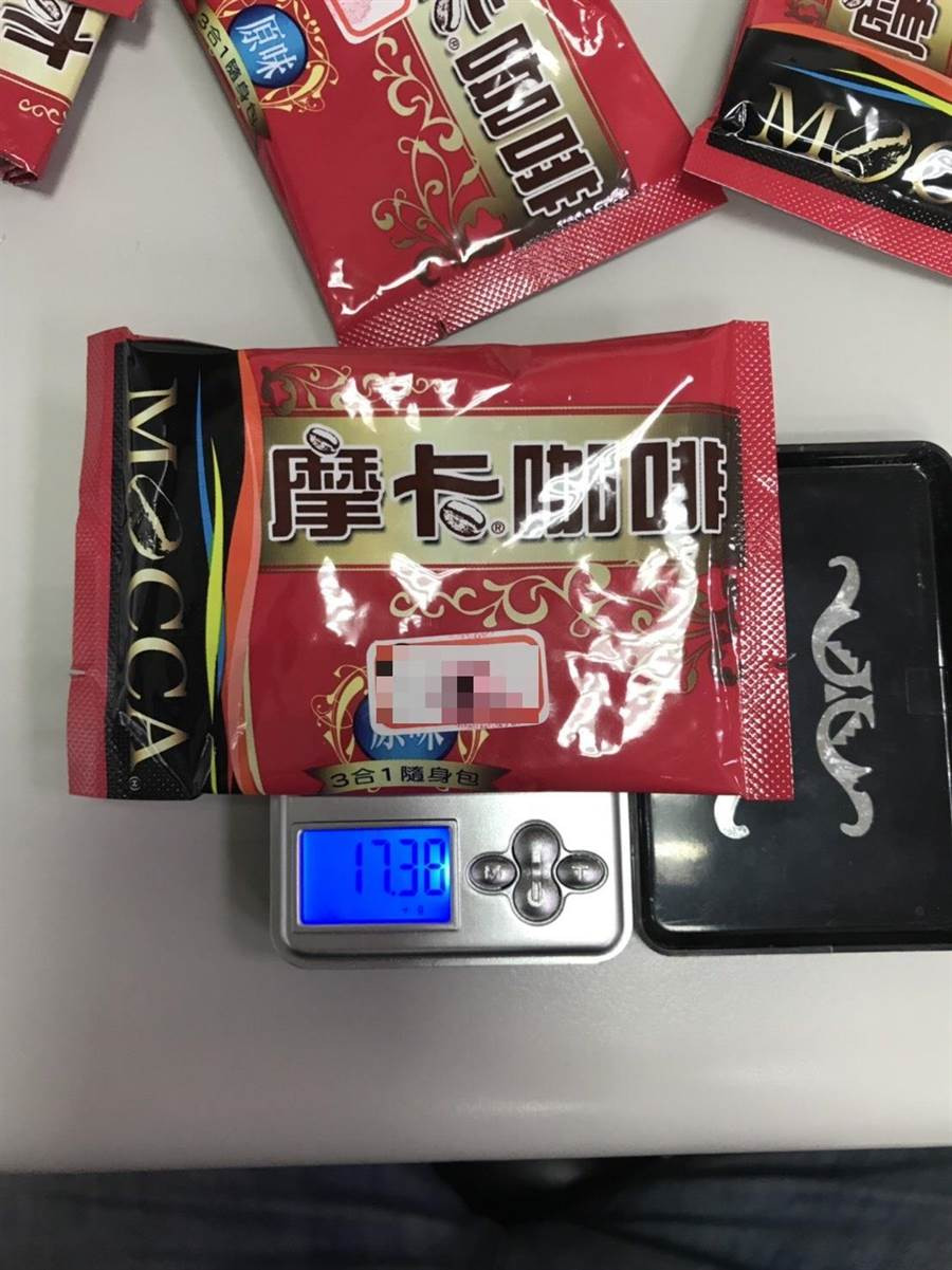 Vua dung dien thoai vua lai xe, nguoi dan ong con xu su 