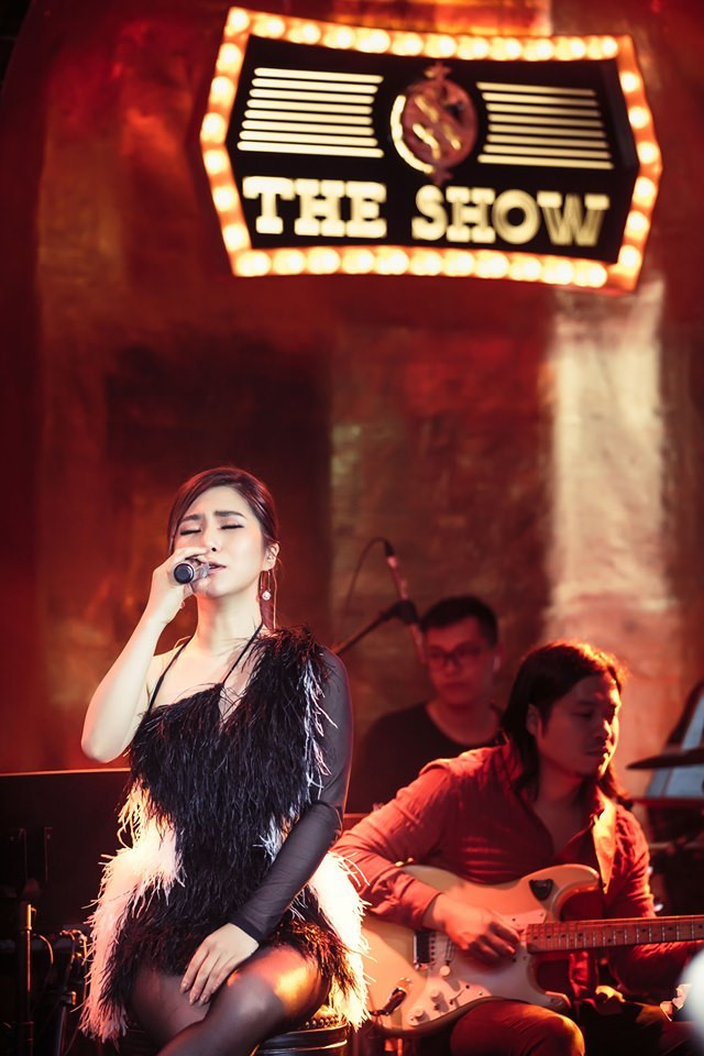 Tuy vậy nữ ca sĩ vẫn cháy hết mình với hàng loạt bản hit, trong đó có ca khúc 'Ra là em đâu quá mong manh” vừa phát hành ngày 7/5.