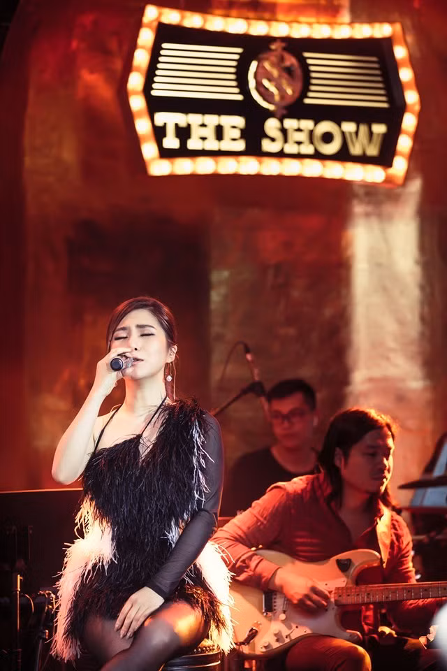 Tuy vậy nữ ca sĩ vẫn cháy hết mình với hàng loạt bản hit, trong đó có ca khúc 'Ra là em đâu quá mong manh” vừa phát hành ngày 7/5.